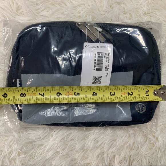 🔥1 Day Sale🔥NWT Lululemon Athletica Everywhere belt bag, (Large) 2L, True Navy - Picture 7 of 16